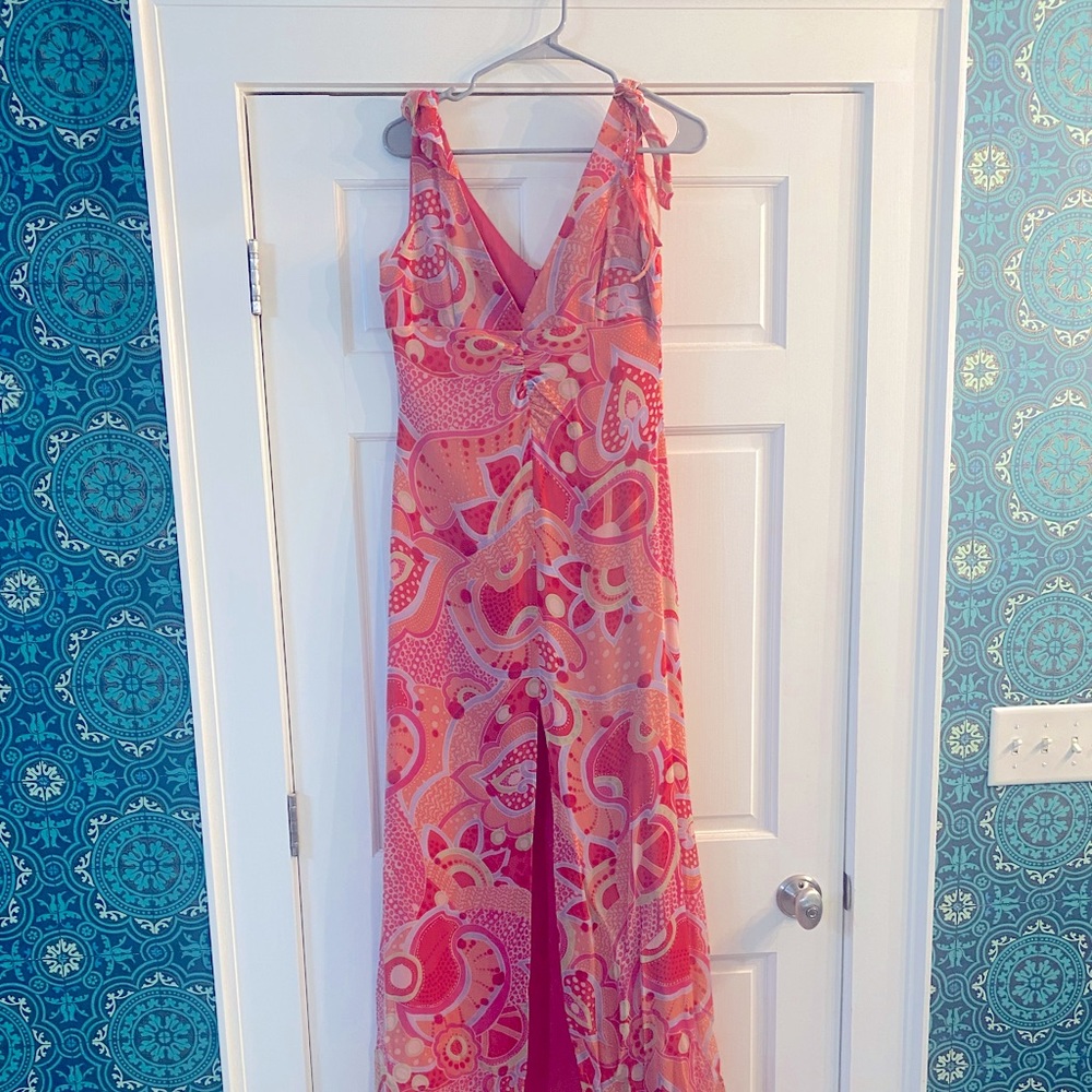 Gorgeous sleeveless long dress with cool feather !